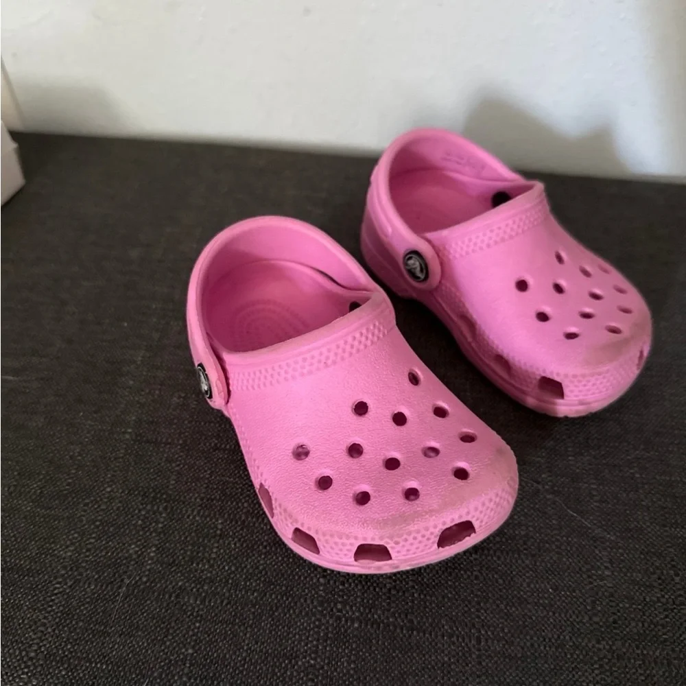 Crocs pink toddler size 2-3